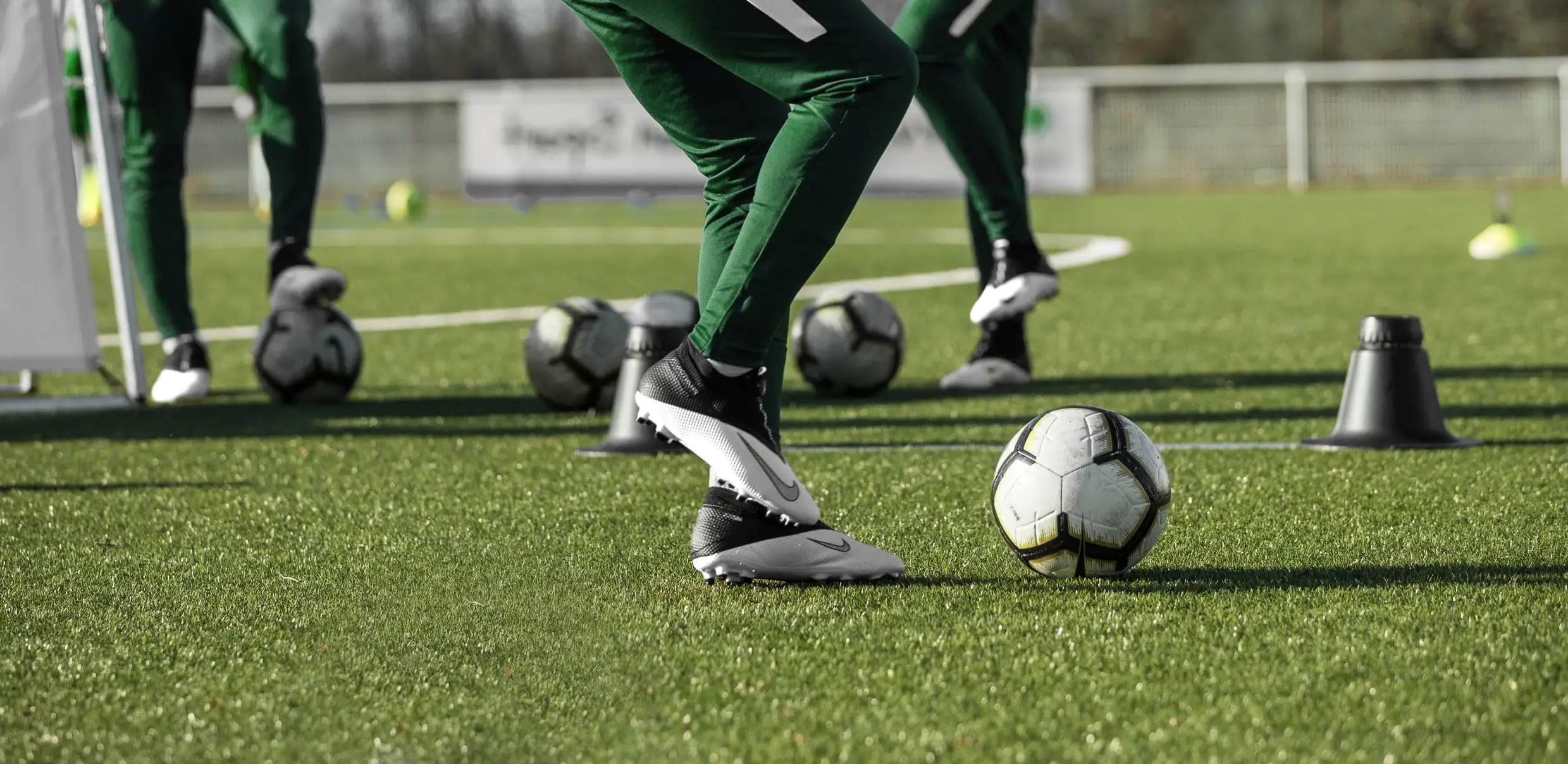Manage a football group: inclusive and authoritarian approaches